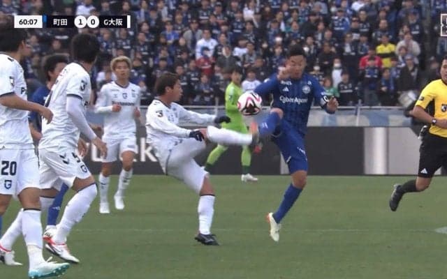 「蹴ってるぞ！」危険な足裏キックでJリーグ今季初の退場処分へ　町田・仙頭、ボール奪取時の接触で痛恨の2枚目イエローに「カードまで出る？」ファンは意見分かれる