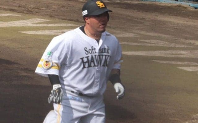 鷹・山川穂高が古巣・西武を相手にキツい“恩返し”　逆転2ラン放ち、どすこいポーズも披露