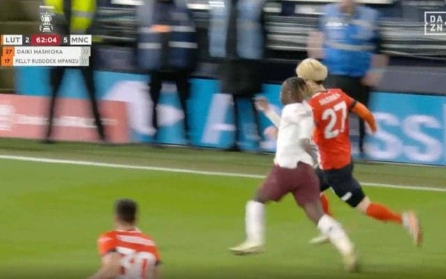 相手が悪すぎた！「死ぬだろ…」「怖すぎる」 ルートン橋岡大樹がいきなり爆速ドリブル→猛追されて吹っ飛ばされる瞬間　“プレミア屈指の爆速ウィンガー”にスピード勝負