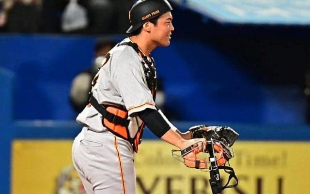 甲斐も絶賛…巨人22歳逸材の「肩は宝物」　“座り投げ”に広がる衝撃「想像超えてた」