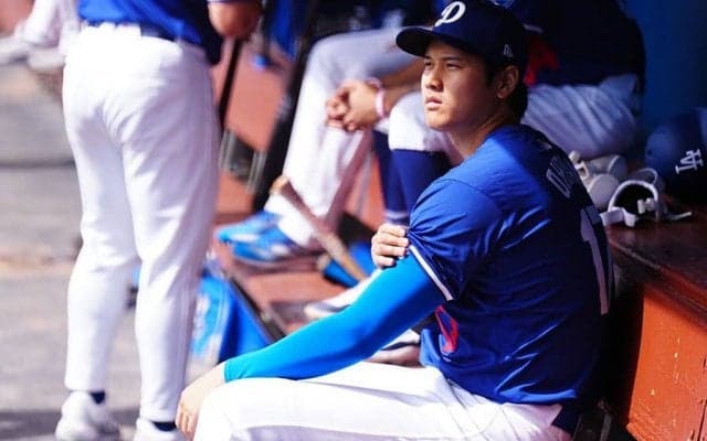 山本由伸の後ろで「存在感強い」　漂う監督の風格…仁王立ち＆腕組みの大谷翔平