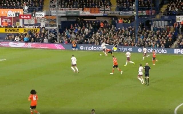 「ファウルだろ！」「完全に潰されたな…」ルートン橋岡大樹がフィジカルバトル→強烈タックルで吹っ飛ばされる瞬間　マンCの超万能DFからの厳しい一撃にスタジアム騒然