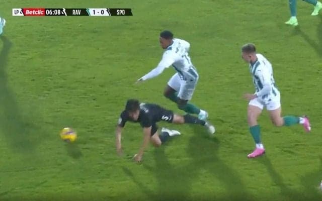 守田英正が倒されて大乱闘が発生！「怖すぎる」「乱闘参加が早い」 ブチギレた仲間が相手選手を羽交締め→血の気が荒い両軍選手が入り乱れる緊急事態