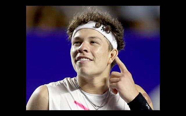 激闘制し30年前の父に並ぶ8強