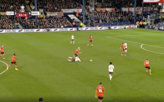 ルートン橋岡大樹が“プレミア最強ドリブラー”を吹っ飛ばした！ 強烈タックル→ボールを奪取した瞬間　デビュー戦での強烈な一撃にスタジアム騒然