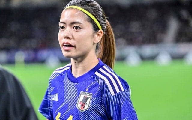 「みんなかわいすぎて癒し」「大好きなメンツ」なでしこ勝利後の、長谷川唯ら3選手を祝福する「30歳・なでしこOGとの一枚」が大反響！ 現役引退直後だけに、復帰待望の声も