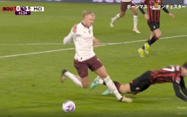 もはや交通事故レベル！「死ぬだろ…」「人が飛んだ」爆速パワードリブルに正面衝突→相手選手が吹き飛んだ！　怪物FWハーランドが超ド迫力シュートを炸裂した瞬間