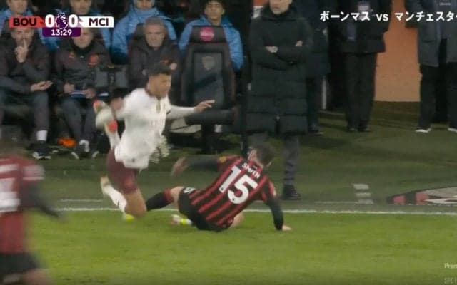 批判殺到！「死ぬだろ…」「なんでお前がキレてんだよ」“殺人タックル”で吹っ飛ばす→まさかの逆ギレした瞬間　一発退場レベルのラフプレーにスタジアム騒然