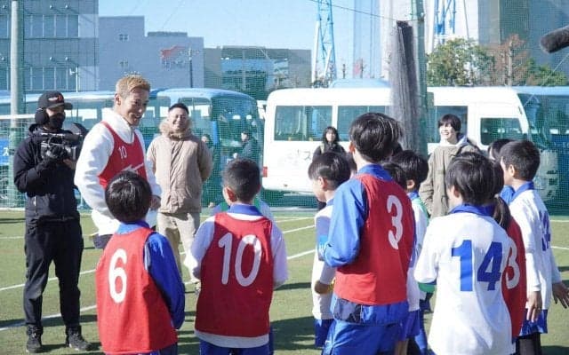 本田圭佑がサプライズ訪問で子どもたちをサポート「プロになるためには……」　“二刀流”で熱血指導「毎回チャレンジしてください」