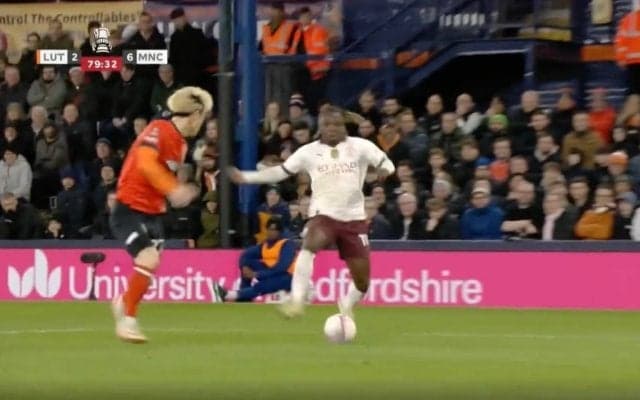 「もはや暴力」「ヒザ破壊！」ルートン橋岡大樹が爆速ドリブル→“超高速カットイン”でブチ抜かれた瞬間　プレミア最強ドリブラーの世界最高レベルの超絶テクニック