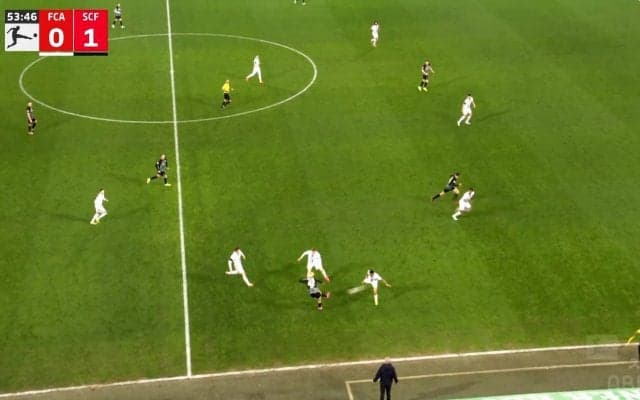 「そこ通すか！」堂安律、敵３人に囲まれる→股抜きスルーパスの一部始終！変態的なビッグチャンス構築に「良いパス」「うまい」などファン興奮