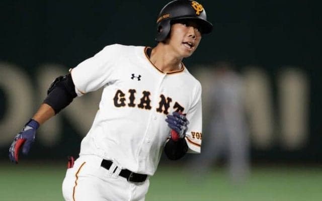 復活した「天才」か、ドラフト3位ルーキーか　巨人の開幕外野スタメン争いが熱すぎる