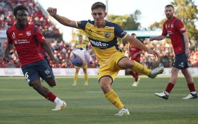 「ゴールを決めたくないのか？」「幽霊でも見えたか」無人のゴールにシュートを打たず…豪Aリーグの決定機逸にファン騒然「なぜ打たない？」