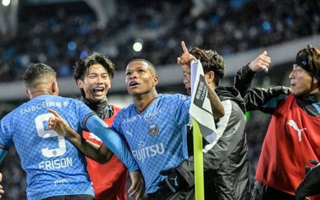 「少し救われた｡ありがとう」ショッキングな敗戦の川崎サポへの人気バンド『SHISHAMO』のメッセージに感謝の声が出たワケ……現地観戦の3人と選手とサポーターの好循環