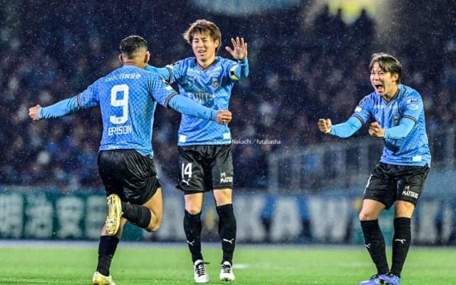 「ちょっぴりシュールで愛しかったです」侍ジャパン・井端監督がJ1川崎の試合を訪れ、その「登場姿」が話題に！ 競技場を半周する姿に2万人超え観客から歓声沸く