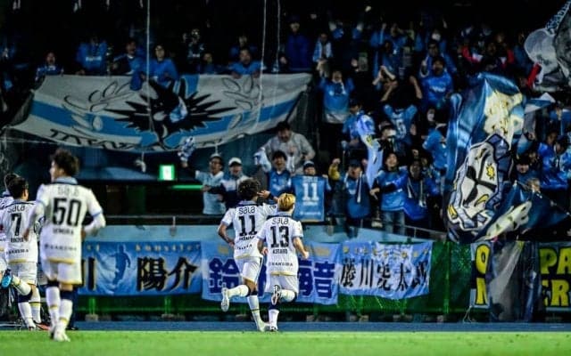 「DAZNでとらえられてましたよー！」“美人過ぎるサポーター”が公開した川崎-磐田戦での「ユニフォーム着用ライバル2ショット」が大好評！「かわいい」と歓喜の声
