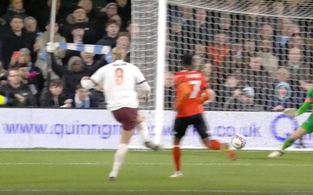 ヤバいところに蹴った！「当たったら死ぬ」「GK大丈夫か…」最強FWが強烈な“弾丸股抜きシュート”を炸裂した瞬間　怪物ハーランドが5得点の大爆発