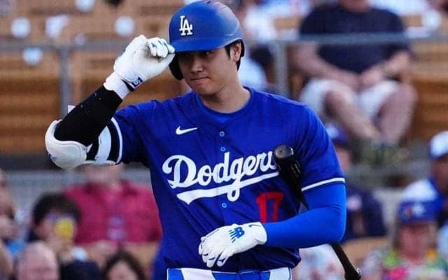 大谷翔平、ド軍で新儀式？　一塁上でヘルメット“コツン”…コーチとの戯れが「可愛い」
