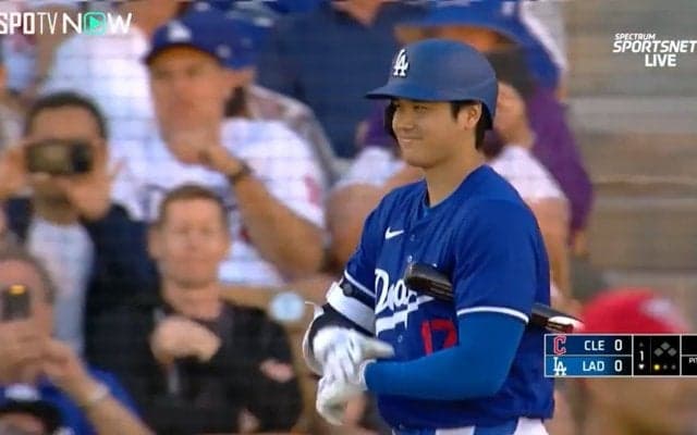 絶対撮りたい…！？結婚発表後初打席の大谷翔平に向けられたスマホの数がエグイ
