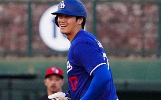 大谷翔平がヒヤリ…勢い余って“接触”　即笑顔でポンポンも「ちょっと心配」