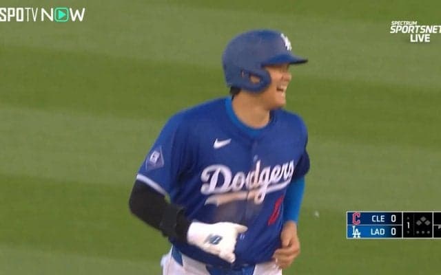 早速飛び出した\"ドジャースのニコ谷さん\"！相手選手とヒヤリ接触も背中ポンポン＆余裕の笑顔