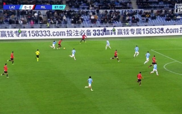 引っ張られても吹っ飛ばす！ ミランDF、秘技・急加速ゴリゴリ突破で決勝ゴール演出の瞬間「十八番のパワフルドリブルでた」「スーパーだ」「よく倒れなかったな」などファン歓喜