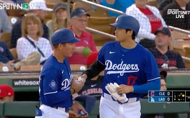 今後はコレが流行するかも？大谷翔平がコーチと\"ヘルメットタッチ\" 一塁上で見せたかわいすぎるご挨拶