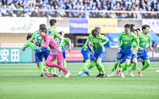 「どんだけオシャレなんだよw」J1湘南DFが「デザインセットプレー」で見せた“ヒールフリックアシスト”に驚きの声続々！ 2人が並んだCKから鮮やかすぎる流れでゴール奪う