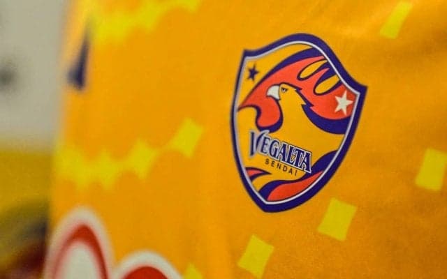 「やらんのかーい！」J2仙台の大卒新人DFの“偽ロングスロー寸劇”にファン総ツッコミ！「フリからオチまで好き！」「ボール拭けば拭くほど面白いw」などコメントの嵐