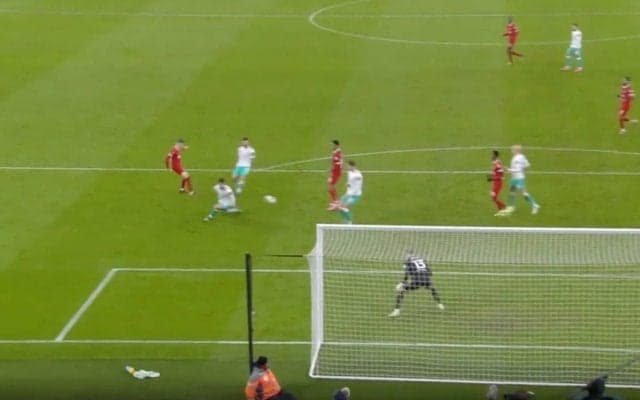 「中村俊輔かよ！」「変態シュート」神タッチ→美しすぎる“右足アウトサイドキック”が炸裂した瞬間　リバプール期待の若手がゴールを呼び込んだ技アリの一撃