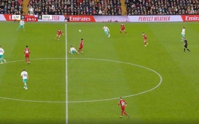 リバプール遠藤航ばりの“強烈ハードタックル”→ボール奪取！ 「遠藤の代役」が体を張ったディフェンスを炸裂した瞬間　最強の万能プレイヤーが“潰し屋”と化す！