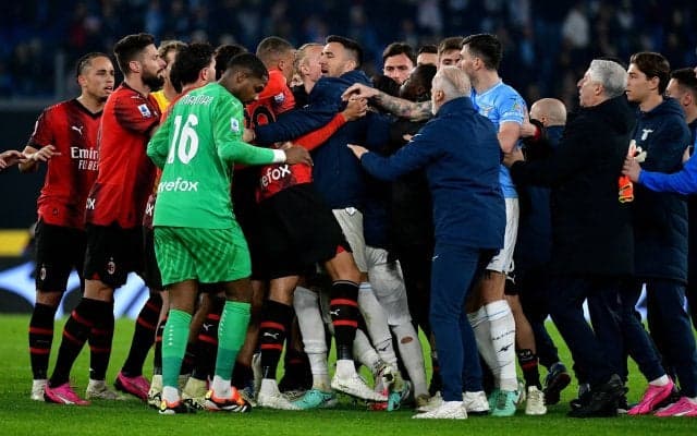 大乱闘が勃発！12年ぶりの“退場３人”で大荒れ→試合後にラツィオとミランの選手が取っ組み合い…主審には「スキャンダラス」「全てを誤った」「恥ずべき男」など批判殺到