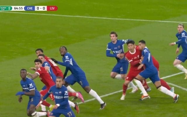 批判殺到！「審判説明しろよ」「不運すぎる」リバプール遠藤航が“幻の神ブロック”を炸裂した瞬間　本当にオフサイド？サポーターはブチギレ！ゴール取り消しシーンが物議を醸す