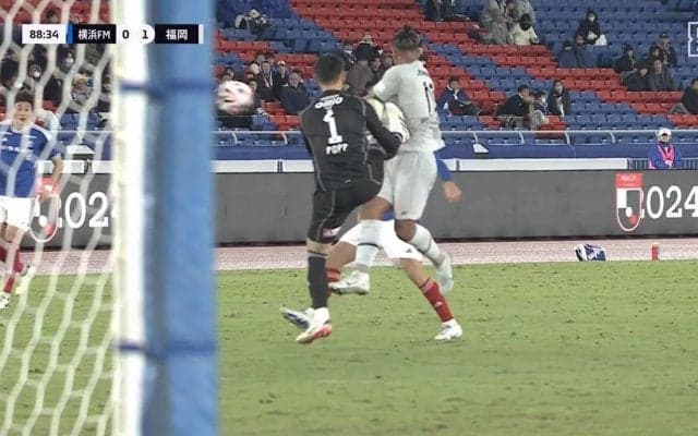 「蹴られてるぞ」「仕方ない」スタジアム騒然！GKのボールクリアした足が突っ込んできた相手FWの腹部に直撃した危険な瞬間「これは避けられない」