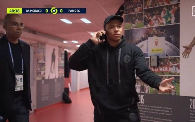 「おとなしくベンチに座れ」エンバペ、試合前半のみで交代し後半は私服に着替えてスタンド観戦、笑顔でファンに手を振る姿も...SNSでは「王様」「クリロナ超えの横暴」の声