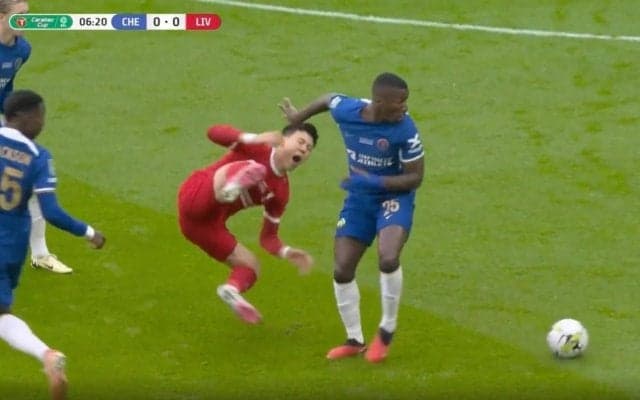 「マシーンかよ！」「どこにでもいるな」リバプール遠藤航が“因縁の宿敵”から殺人タックルで吹っ飛んだ瞬間　120分間フル出場で戦った鉄人のプレーしたエリアがエグすぎる