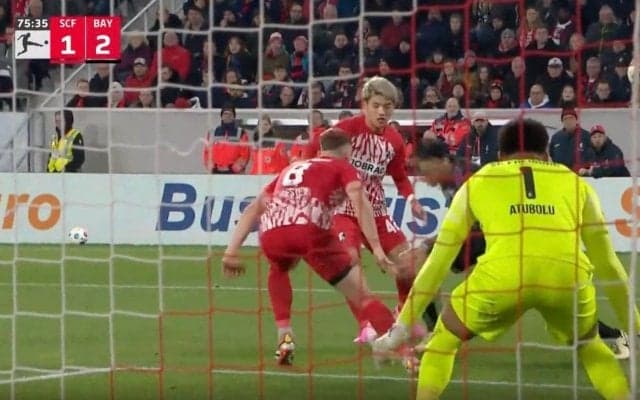 堂安律が絶望した…史上最高レベルの“ドリブル突破” 「メッシを超えた…」「神すぎる」バイエルンの神童が3人を無効化する変態ドリブル→スーパーゴールを炸裂した瞬間