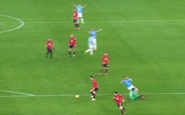 「PKが盗まれた」「正しい判定」物議を醸す“激突事故”の決定的シーン！ミランGKが勢い余ってラツィオFWを吹っ飛ばす…レッドカード３枚でカオス生んだ主審は職務停止処分？