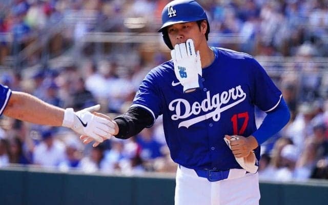 頭ごっつん…大谷翔平が「またやってる」　“新パフォ”は「無表情なのがシュール」