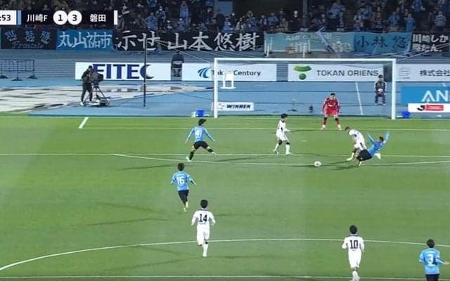 今のはカードだろ！爆走する“闘牛”を腕を使った体当たり強奪タックルで吹っ飛ばした瞬間　倒されたエリソンは相手DFと審判に抗議のジェスチャー