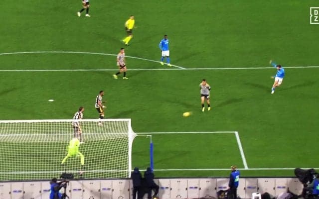 「エグすぎ！」豪快な“高難度ダイレクトボレー”が炸裂！ セリエA最優秀選手の美しいゴラッソにファン大興奮「姿勢が綺麗」「吹かさなかっただけでもすごい」