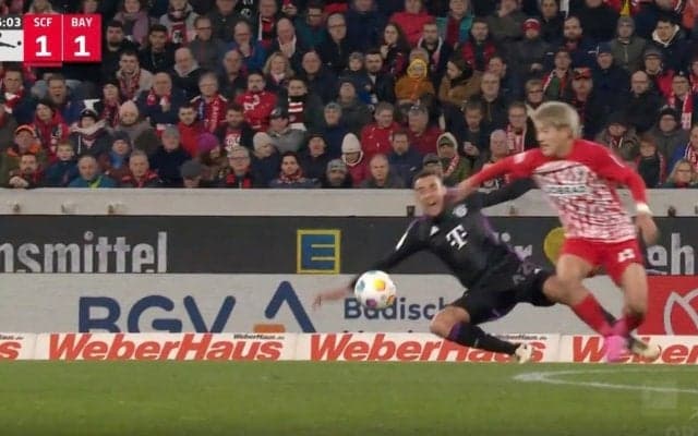 「怖っ！」「エグいな…」堂安律が危険すぎる“殺人タックル”を炸裂した瞬間　吹っ飛ばしても余裕の鬼メンタル！バイエルンの天才ドリブラーを潰した一撃