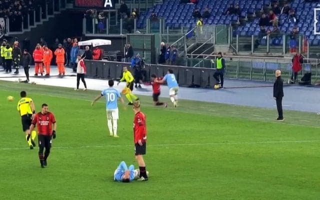 賛否両論のレッドカード判定！ 味方が顔面強打→プレー続行に慌てて掴み倒して退場の一部始終…「セルフジャッジが悪い」「主審が試合を止めるべき」などSNSも意見割れる