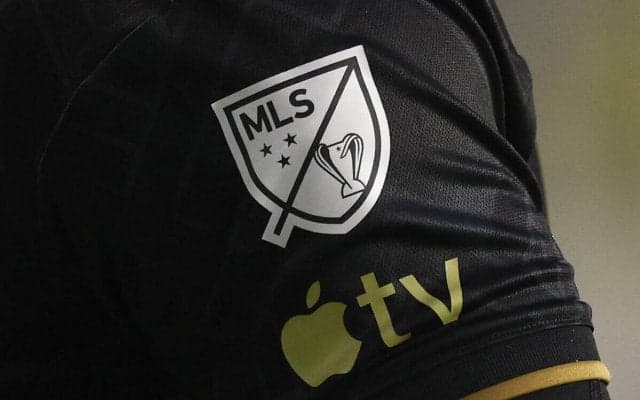 開始4分で雷により中断…1時間に再開したら今度は衝撃の銀世界に!? MLSの試合で珍事が発生