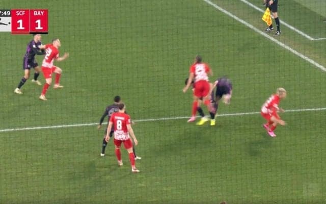 堂安律にあわや大惨事の危険プレー！背後から突き飛ばされる→顔面に飛びヒザ蹴りが直撃しかける衝撃の瞬間　ブンデスでも繰り広げられる激しい日韓戦