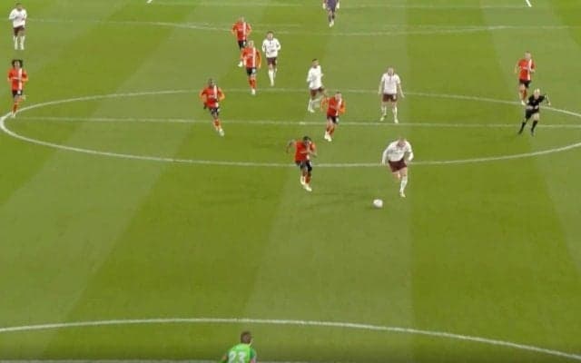 天才と怪物にしか分からないプレー！「一体、どこ見てる？」「通る意味が分からない」芸術的な“股抜きスルーパス”で神アシストを炸裂した瞬間　マンCの魔術師が異次元すぎるテクニック