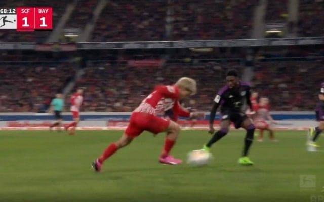 堂安律が“爆速スピード勝負”で吹っ飛ばされた瞬間　最高時速37キロの“世界最速レベルの男”にドリブル突破を仕掛けたド迫力バトル