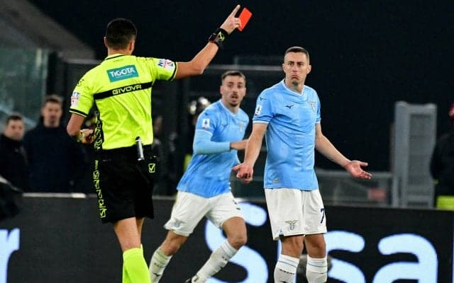 これでレッドカード！？ 軽いプッシング→まさかの一発退場に「なんで？」とファン困惑の瞬間…大荒れセリエA試合で２人目の退場者はレフェリーを侮辱した？