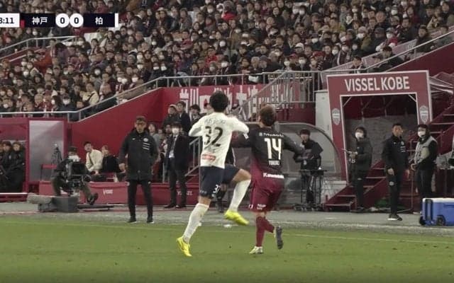 「なぜカードが出ないのか」衝撃タックルで神戸・汰木が負傷退場し三木谷会長が激怒のSNS投稿　危険なファウルにファンは「接触は避けられない」「ボールしかみてないから…」と賛否両論