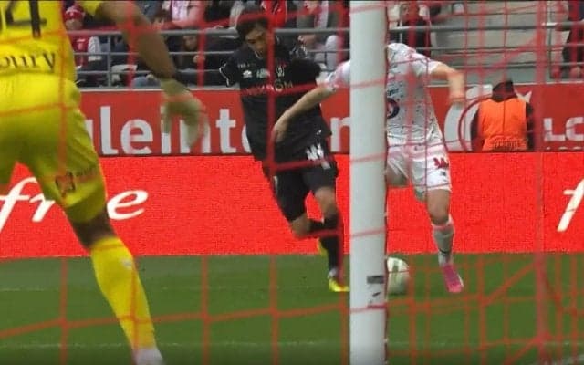 「諦めない」伊東純也、相手を執拗に追い回して渾身の膝ブロック！執念のスライディングで決定機クリアに成功した決定的瞬間